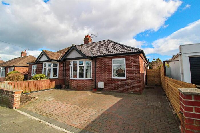4 Bedroom Semi-Detached Bungalow For Sale In Fairfield Drive, Whitley Bay, NE25