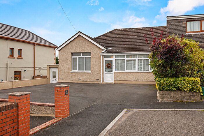 2 Bedroom Semi-Detached Bungalow For Sale In Waun Road, Llanelli, SA15