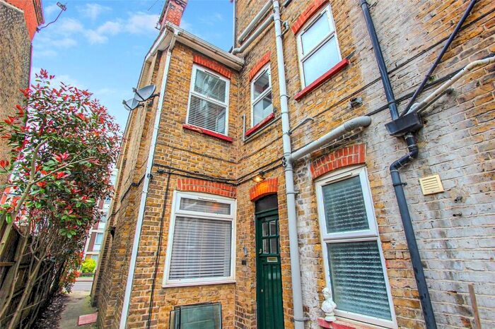 2 Bedroom Apartment To Rent In Elm Road, Leigh-on-Sea, Essex, SS9