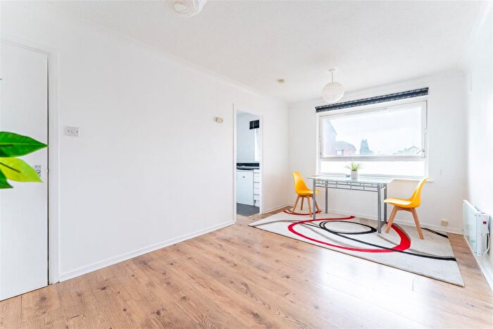 Studio To Rent In Braemar Gardens, Slough, Berkshire, SL1