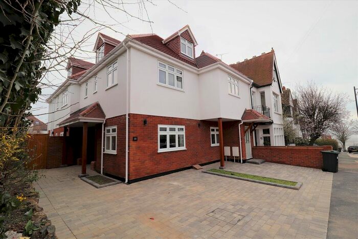 3 Bedroom Flat To Rent In Leigh Cliff Road, Leigh-On-Sea, SS9