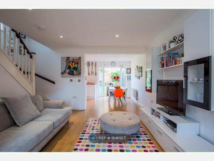 4 Bedroom Semi-Detached House To Rent In Tiverton Way, London, NW7