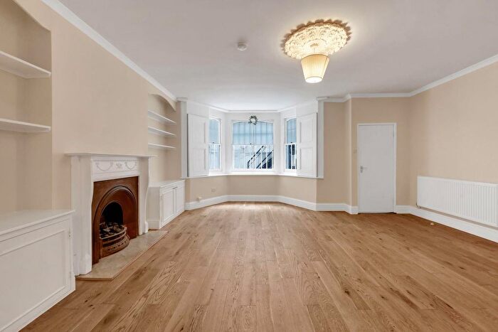 2 Bedroom Flat To Rent In Hammersmith Grove, London, W6