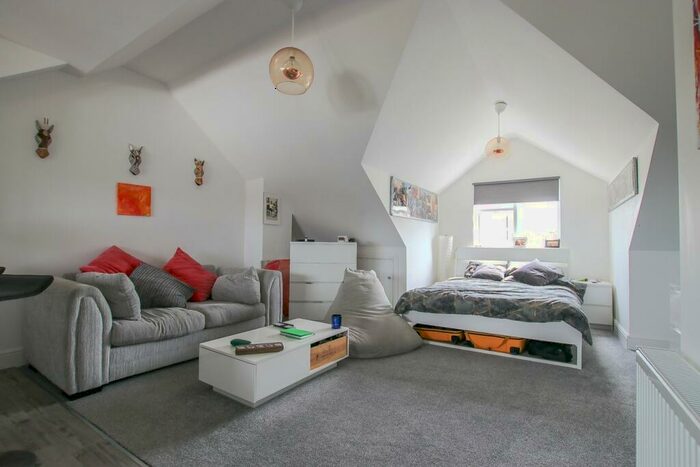 Flat To Rent In Central Avenue, Wallington, SM6