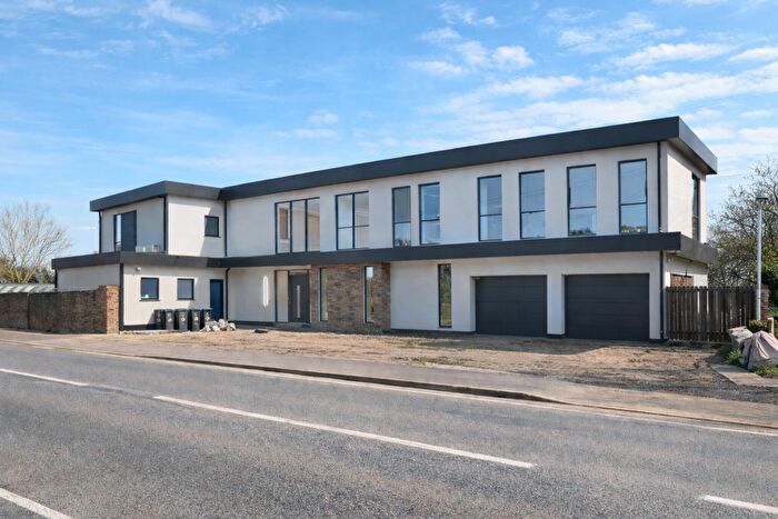 4 Bedroom Chalet For Sale In Crooked Mile, Waltham Abbey, Essex, EN9