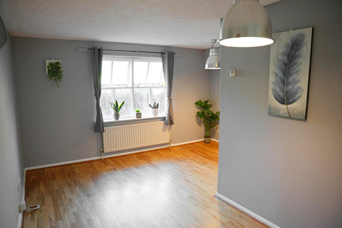 2 Bedroom Flat For Sale In Shaftesbury Gardens, London, NW10