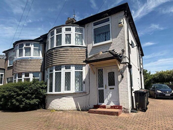 3 Bedroom Semi-Detached House To Rent In Hollin Hill Avenue, Leeds, LS8