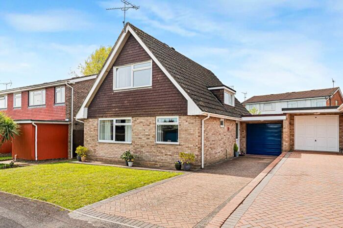 3 Bedroom Link Detached House For Sale In Heron Close, Alton, Hampshire, GU34