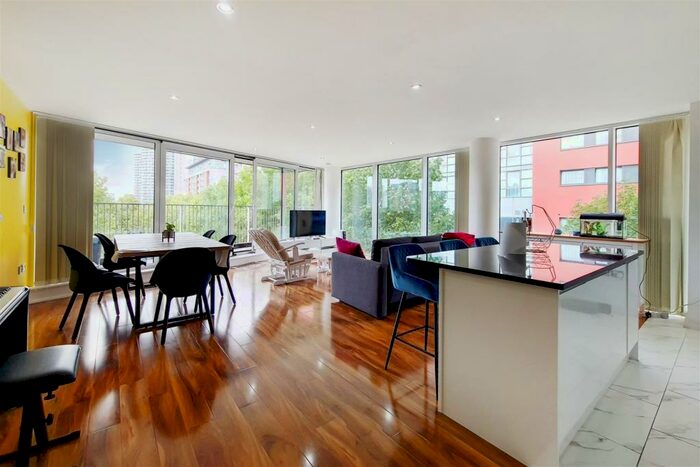 3 Bedroom Apartment To Rent In Balearic Apartments, Royal Victoria Dock, E16