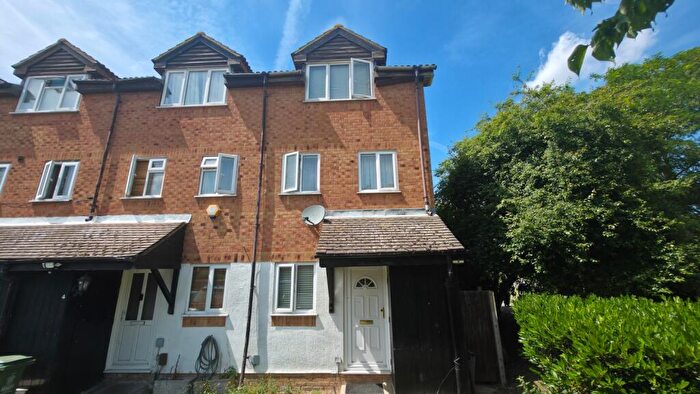 3 Bedroom Town House For Sale In Hodgkin Close, Thamesmead, SE28