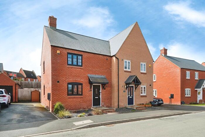 3 Bedroom Semi Detached House For Sale In Aintree Avenue, Towcester, NN12