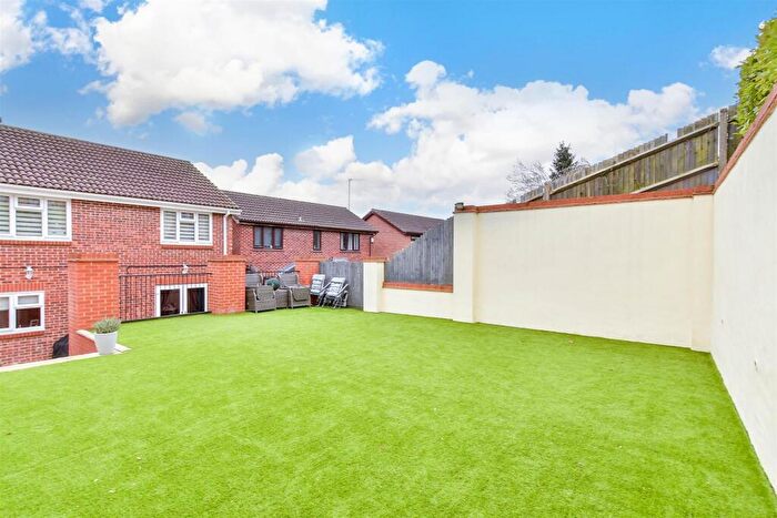 4 Bedroom Detached House For Sale In Spencer Close, Walderslade, Chatham, Kent, ME5