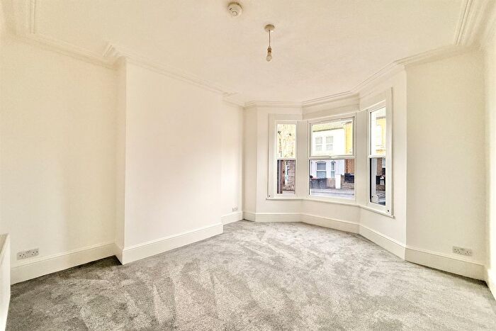 2 Bedroom Flat To Rent In Wesley Road, Essex, SS1