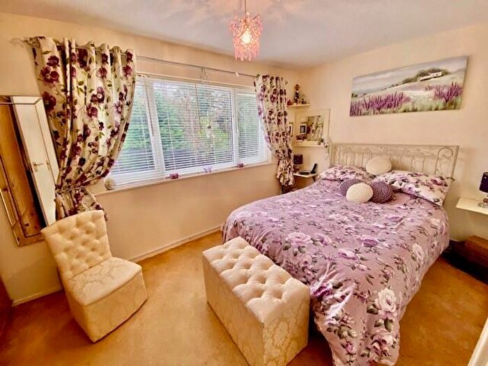 3 Bedroom End Of Terrace House For Sale In Newey Close, Birmingham, B45