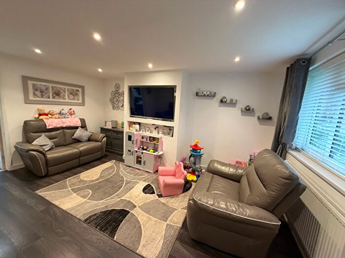 5 Bedroom Semi-Detached House For Sale In Ivychurch Crescent, Leicester, LE5