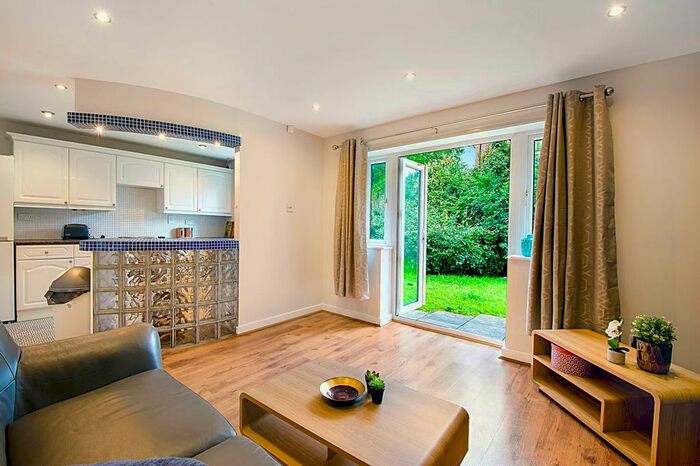 1 Bedroom Flat To Rent In , Victoria Terrace, V2