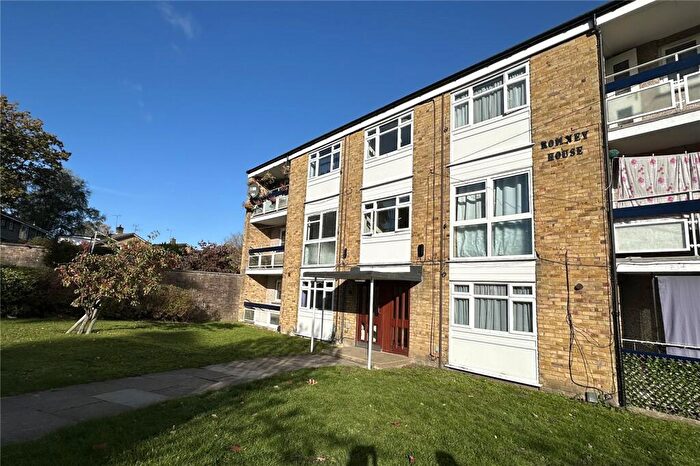 3 Bedroom Flat For Sale In Blewburton Walk, Bracknell, Berkshire, RG12