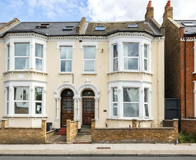 3 Bedroom Flat To Rent In Tooting Bec Road, London, SW17