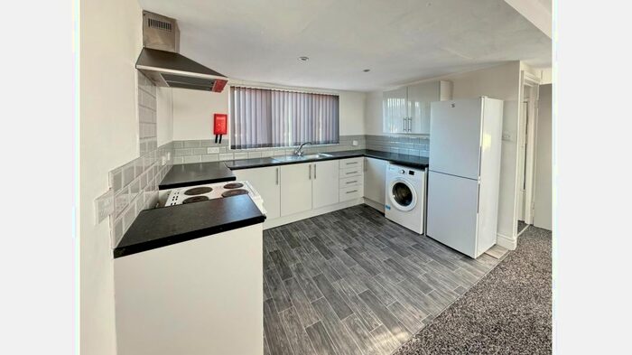 3 Bedroom Flat To Rent In Penarth Road, Cardiff, CF11