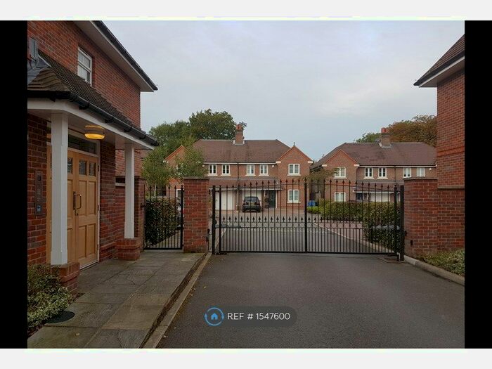 2 Bedroom Flat To Rent In Hurley Close, Banstead, SM7