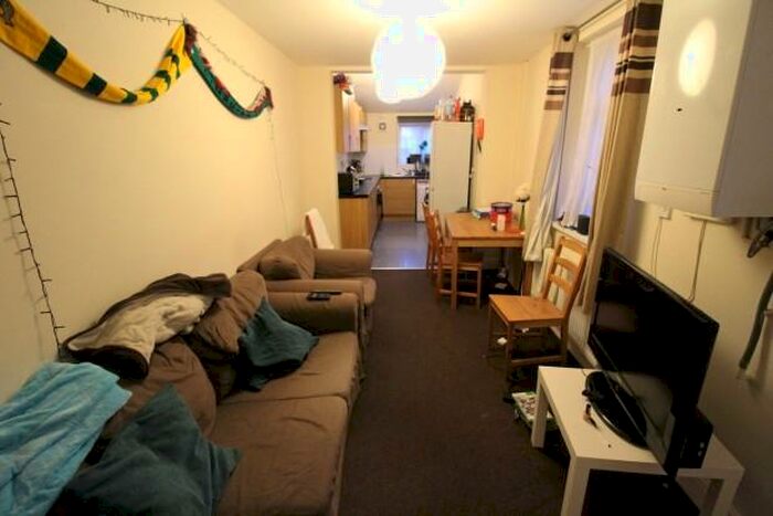 5 Bedroom Terraced House To Rent In Cathays Terrace - Cardiff, CF24