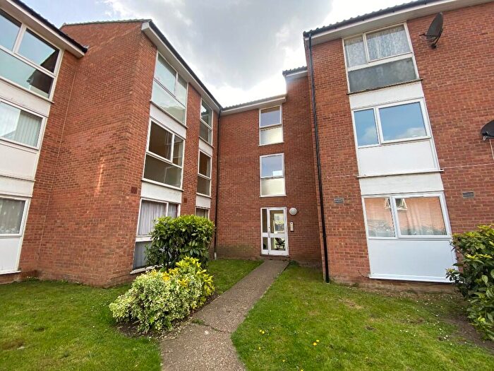 1 Bedroom Flat To Rent In Trotwood, Chigwell, Essex, IG7