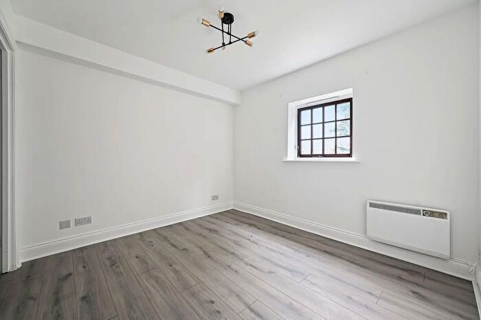 2 Bedroom Flat For Sale In Comer Crescent, Southall, UB2