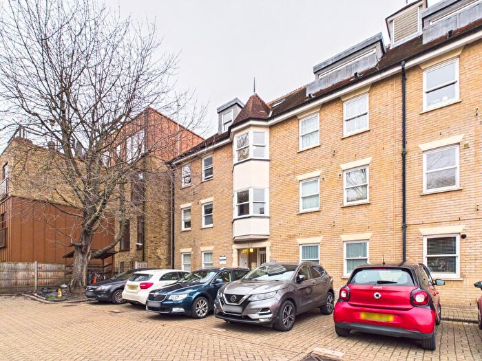2 Bedroom Flat For Sale In Cathedral Walk, City Centre, Chelmsford, Essex, CM1