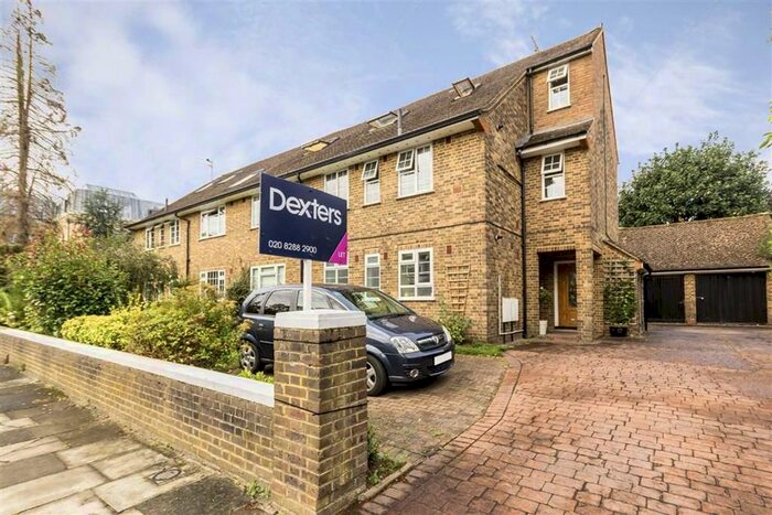 2 Bedroom Flat To Rent In Kent Drive, Teddington, TW11