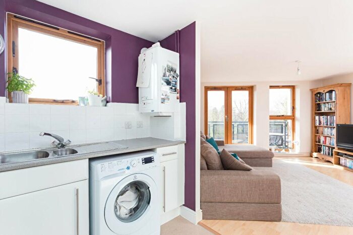 2 Bedroom Apartment For Sale In Simpson Close, Croydon, CR0