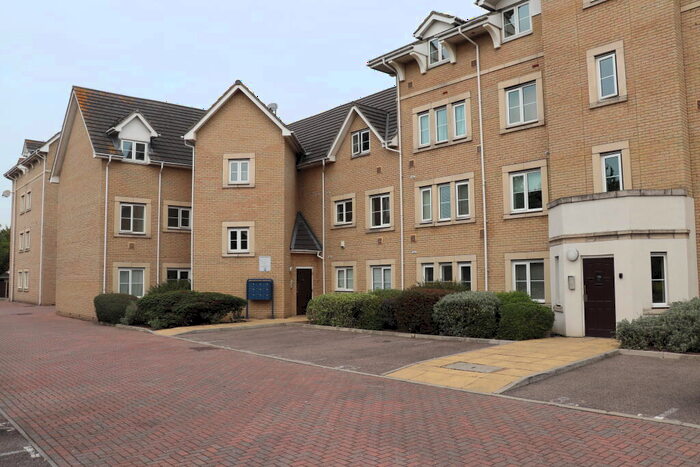 2 Bedroom Flat To Rent In Walnut Close, Steeple View, SS15