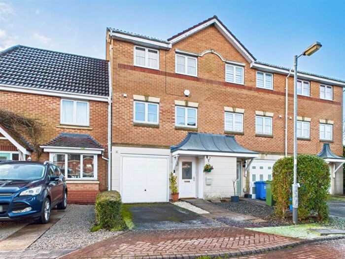 3 Bedroom Town House For Sale In Barberry Court, Brough, HU15