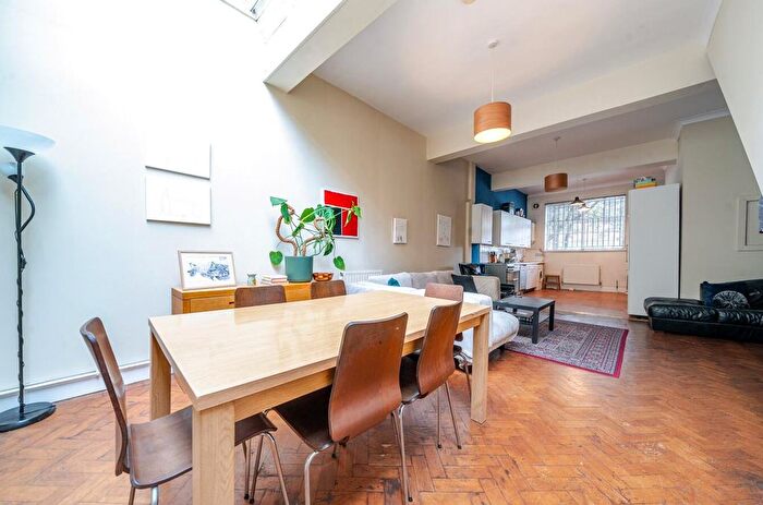 4 Bedroom Link Detached House For Sale In Abbotsbury Road, Morden, SM4