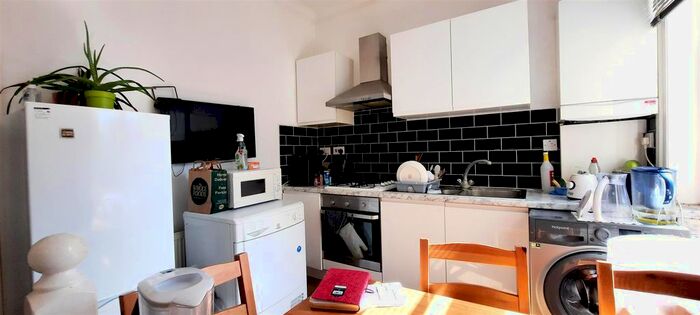 3 Bedroom Flat To Rent In Hammersmith Road, London, W14