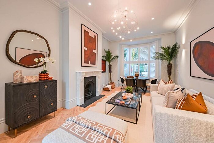 3 Bedroom Maisonette For Sale In Petherton Road, Islington, London, N5
