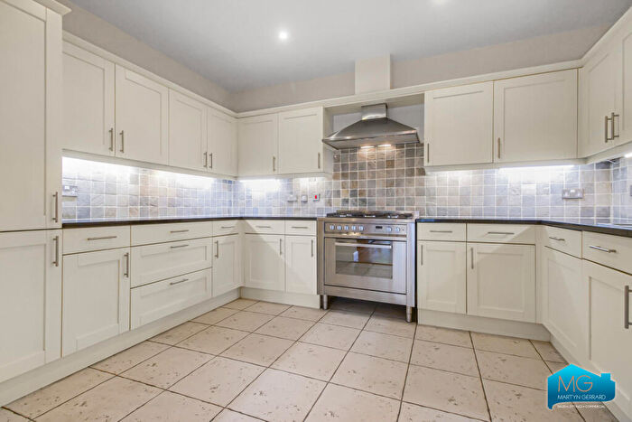 2 Bedroom Apartment To Rent In Ballards Lane, Finchley Central, London, N3