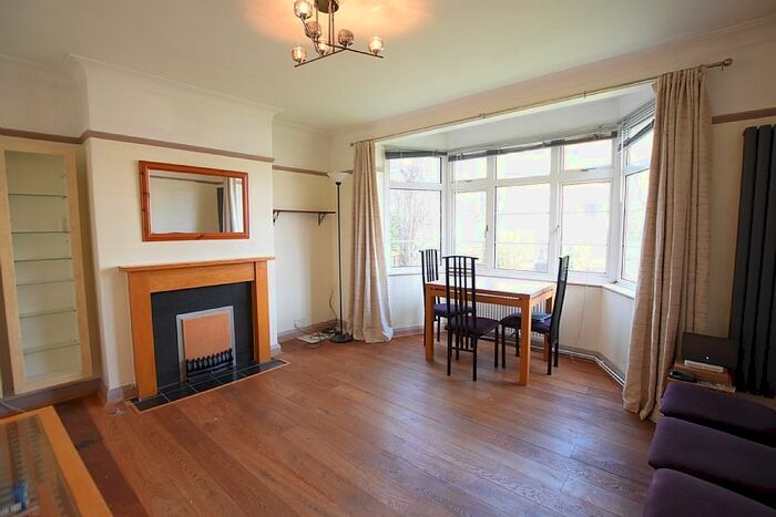 2 Bedroom Flat To Rent In Eversleigh Road, London, N3