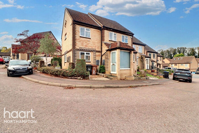 4 Bedroom Link Detached House For Sale In Raisins Field Close, Northampton, NN3