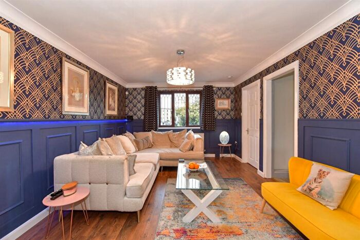 3 Bedroom Semi Detached House For Sale In Park Lane, Hornchurch, Essex, RM11