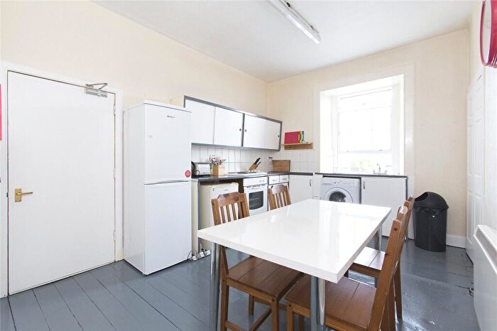 3 Bedroom Flat To Rent In Victoria Street, Edinburgh, EH1