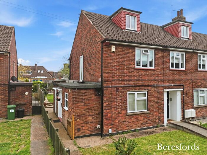 3 Bedroom Maisonette For Sale In Roseberry Gardens, Upminster, RM14