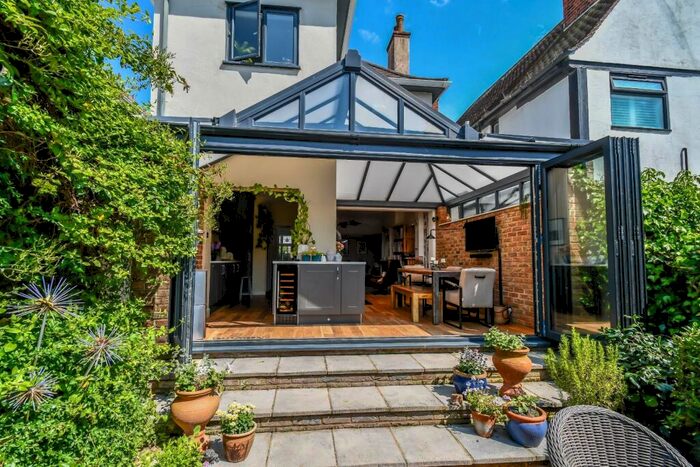 3 Bedroom Detached House For Sale In Carlton Drive, Leigh-On-Sea, SS9