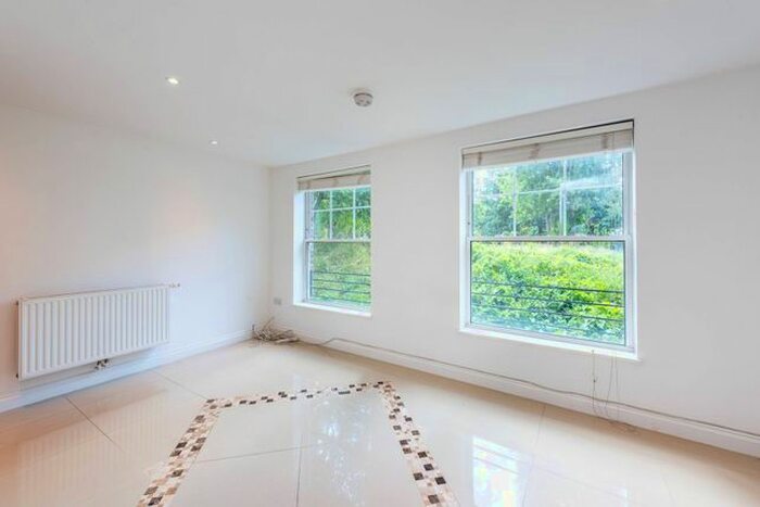 2 Bedroom Flat To Rent In Black Prince Road, Vauxhall, London, SE11