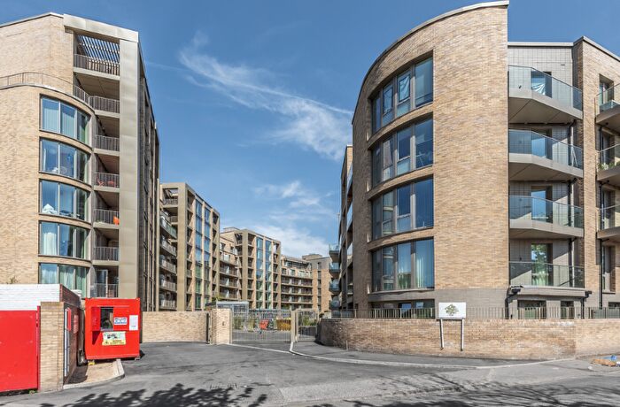 2 Bedroom Flat For Sale In Fitzroy Court, Garnet Place, West Drayton, UB7