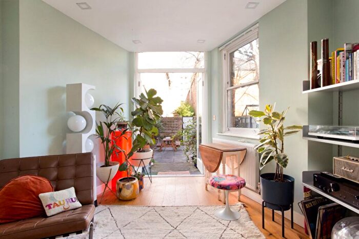 2 Bedroom Flat To Rent In Dalston Lane, Islington, E8