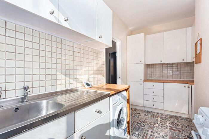 2 Bedroom Flat To Rent In Ekstein Rd, SW11
