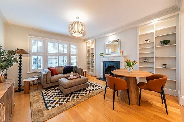 2 Bedroom Flat To Rent In The Chase, London, SW4