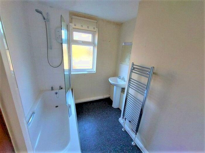 3 Bedroom Detached House To Rent In Vicarage Road, Halesowen, West Midlands, B62