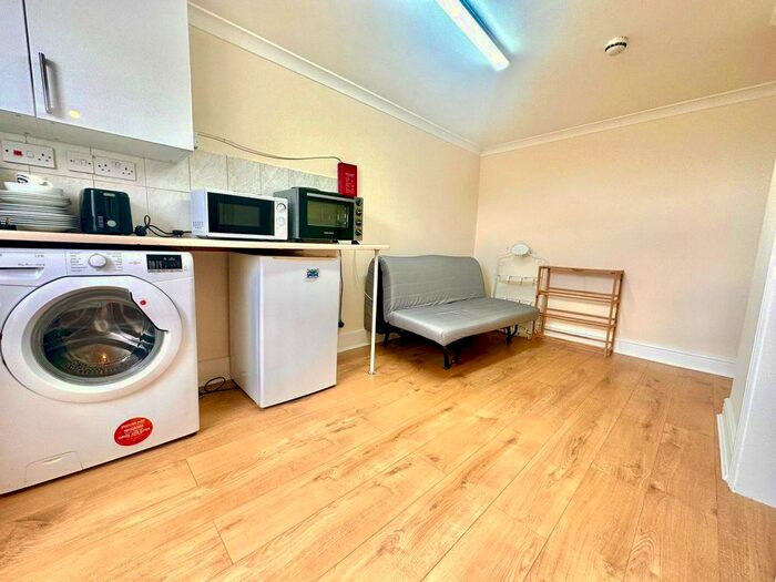 1 Bedroom Flat To Rent In West Cromwell Road, Earls Court, London, SW5