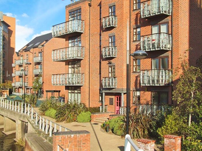 2 Bedroom Flat To Rent In Turlow Court, Leeds, West Yorkshire, LS9